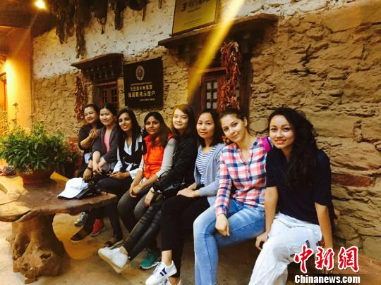 10ヶ国の海外留学生たちが四川のチベット文化を体験