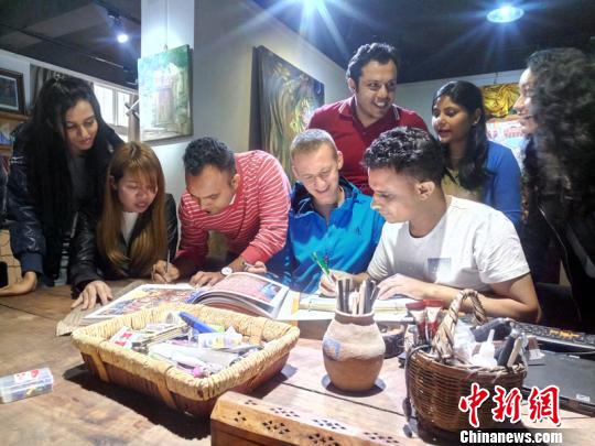 10ヶ国の海外留学生たちが四川のチベット文化を体験