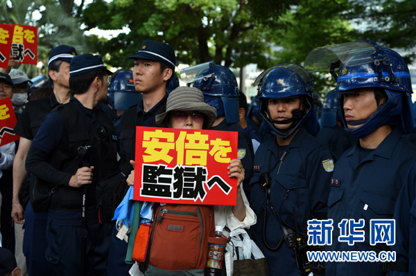 広島「原爆の日」式典　安倍首相の出席に民衆が抗議