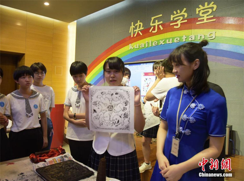 「00後」の日本人中学生たち、中国伝統工芸「影絵芝居」を体験　河北省