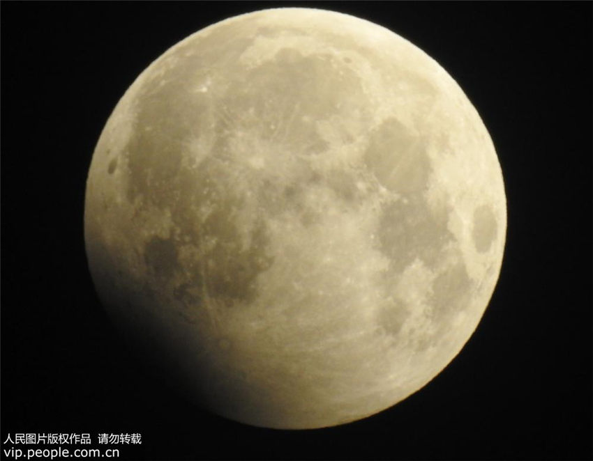 貴州省従江県で撮影された半影月食の様子（8月8日、撮影・呉徳軍）