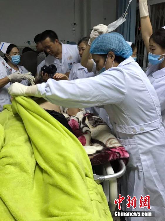 九寨溝地震　屋外で救護を行う医師たち　四川省