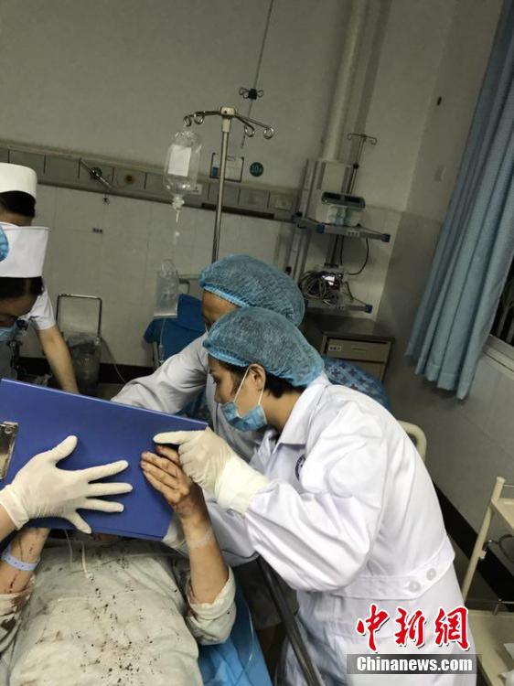 九寨溝地震　屋外で救護を行う医師たち　四川省