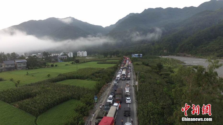 写真は、四川省平武県古城鎮から平武県城区間の道路で、立ち往生を食らう救援車両（8月8日、撮影・劉忠俊）。