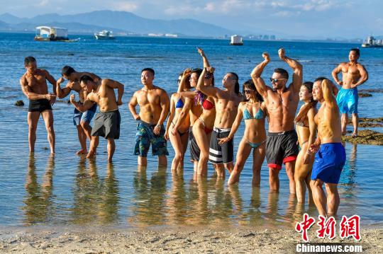 フィットネスの達人たち、三亜のビーチで鍛え抜かれた肉体を披露　海南省