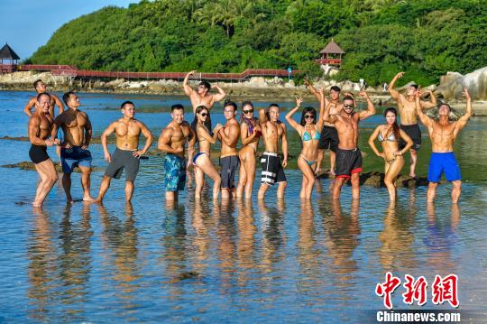 フィットネスの達人たち、三亜のビーチで鍛え抜かれた肉体を披露　海南省