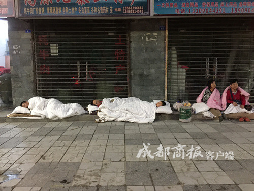 九寨溝県の道端で寝る、県外から訪れた観光客