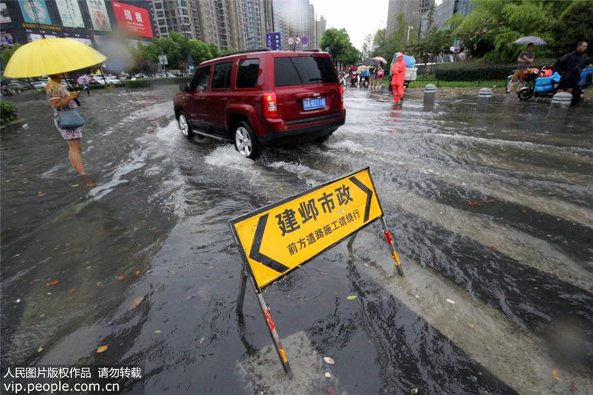 辺り一面が海！　豪雨の影響で道路冠水　南京市