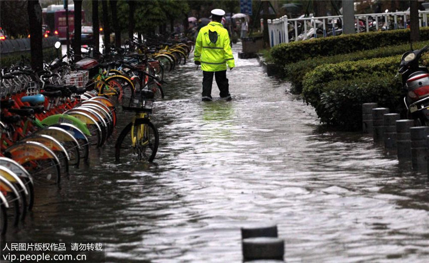 辺り一面が海！　豪雨の影響で道路冠水　南京市