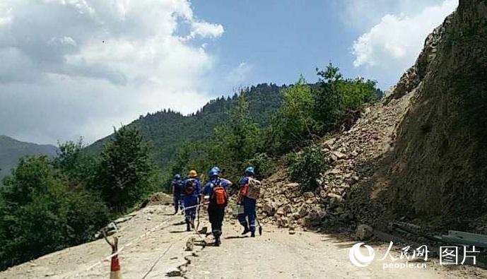 四川省九寨溝地震　民間救援チームも捜索活動に加わる