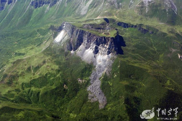 上空から撮影した九寨溝の様子（写真提供：中国空軍網）