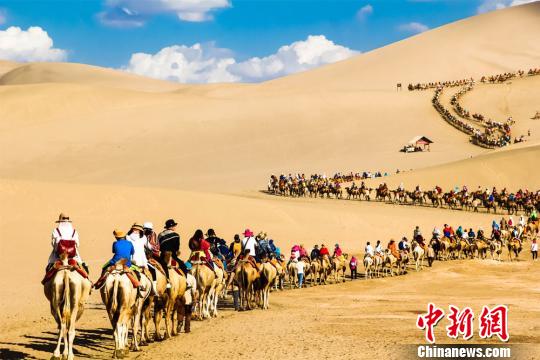 敦煌・鳴沙山月牙泉景勝地観光客数、述べ100万人を超える　甘粛省