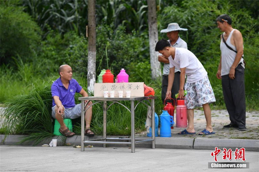 四川省九寨溝地震　救援者に無料で飲み物を提供する農民たち