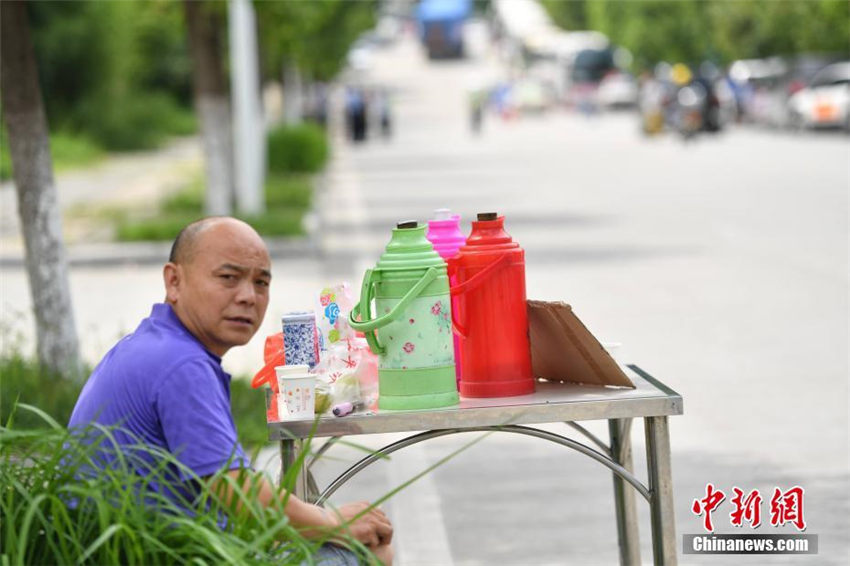 四川省九寨溝地震　救援者に無料で飲み物を提供する農民たち