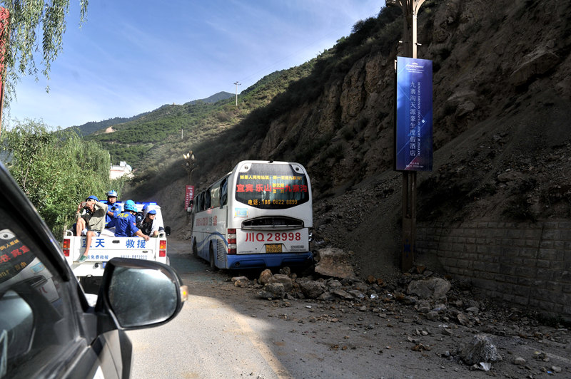 民間救援団体の藍天救援隊が被災地に、いまだ続く落石被害