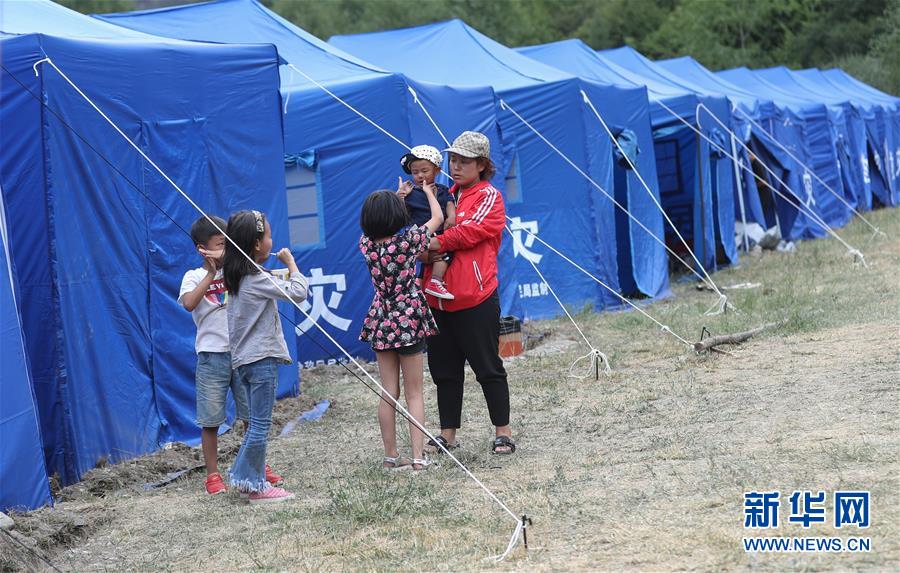 九寨溝にある荷葉藏寨入り口に設置された臨時避難所で休む人々（8月10日撮影）