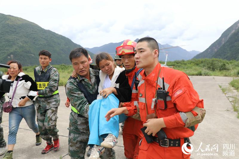 九寨溝地震発生から48時間　一分一秒を争う捜索救助活動