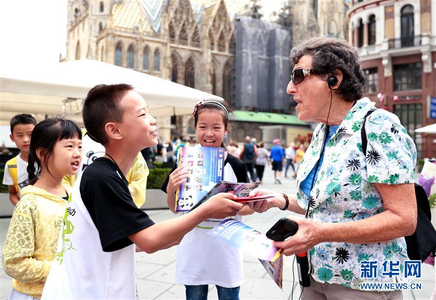 「小さなパンダ記者」ウィーンで旅行宣伝大使になる　オーストリア
