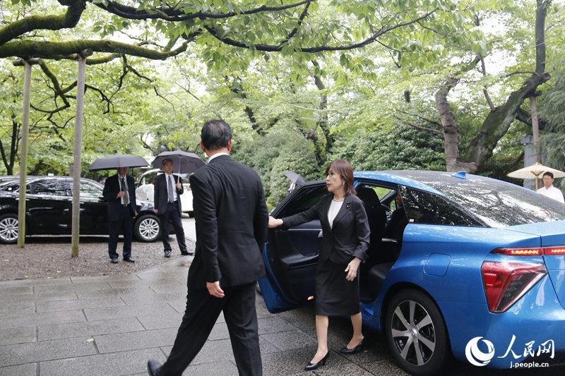 日本政府要人が靖国神社参拝　 安倍首相は玉串料奉納するも参拝は見送り