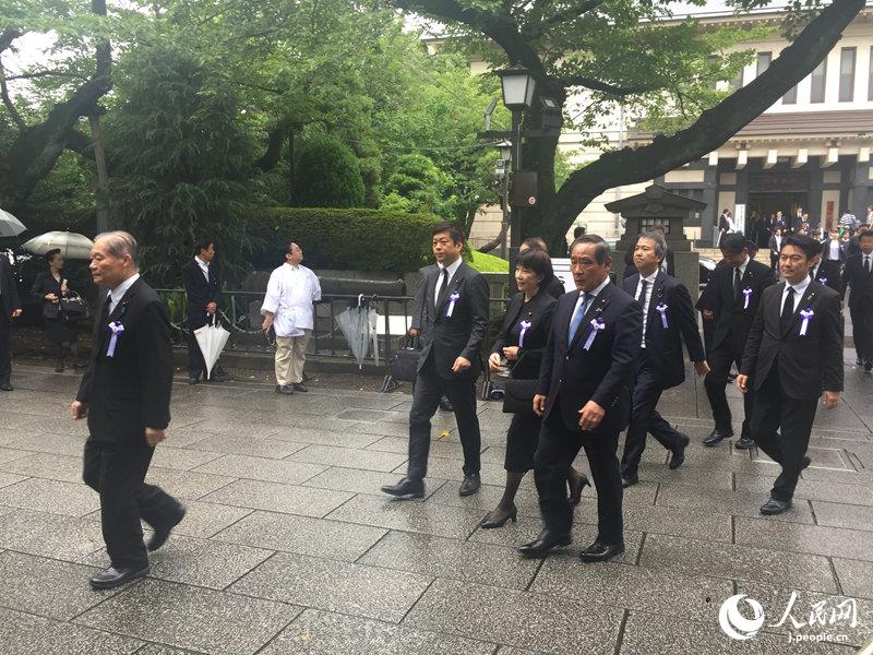 日本政府要人が靖国神社参拝　 安倍首相は玉串料奉納するも参拝は見送り