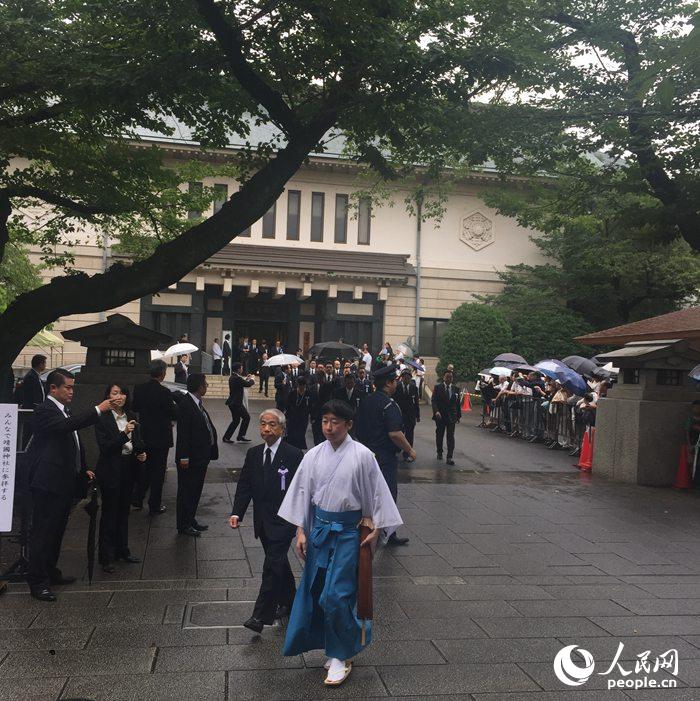 日本政府要人が靖国神社参拝　 安倍首相は玉串料奉納するも参拝は見送り