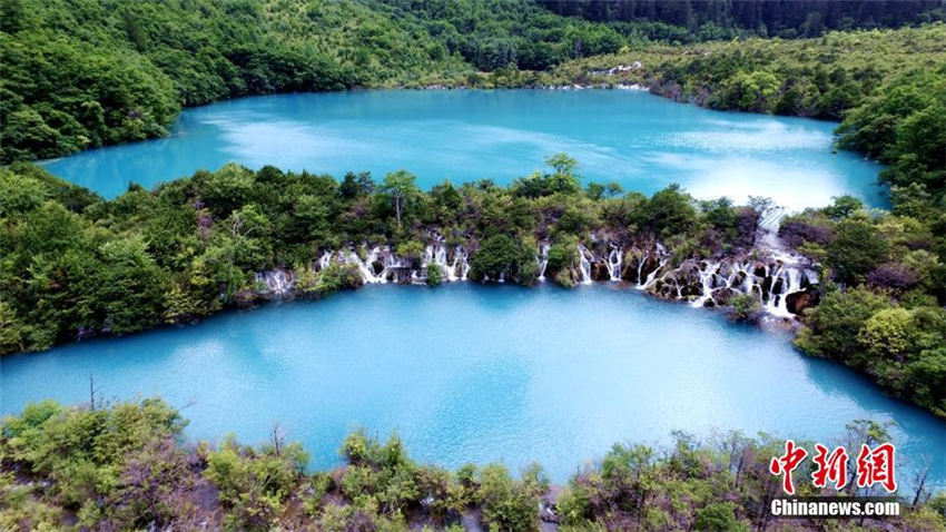 上空から俯瞰した九寨溝の池、震災後も変わらず青々と美しい色　四川省