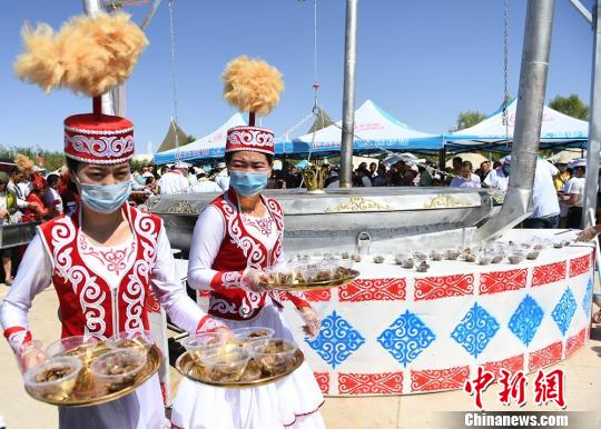 世界最大のフライパンと約60頭分の羊肉で作ったカザフ族特産料理　甘粛省