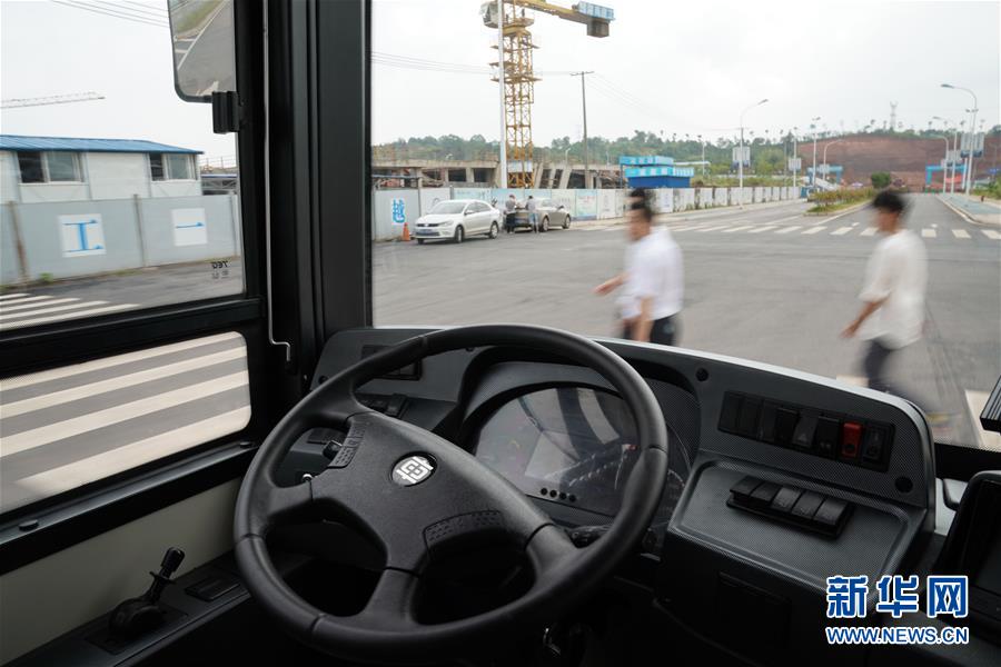 中国初の12メートル電動スマート操縦バス、道路状況適応性試験を実施