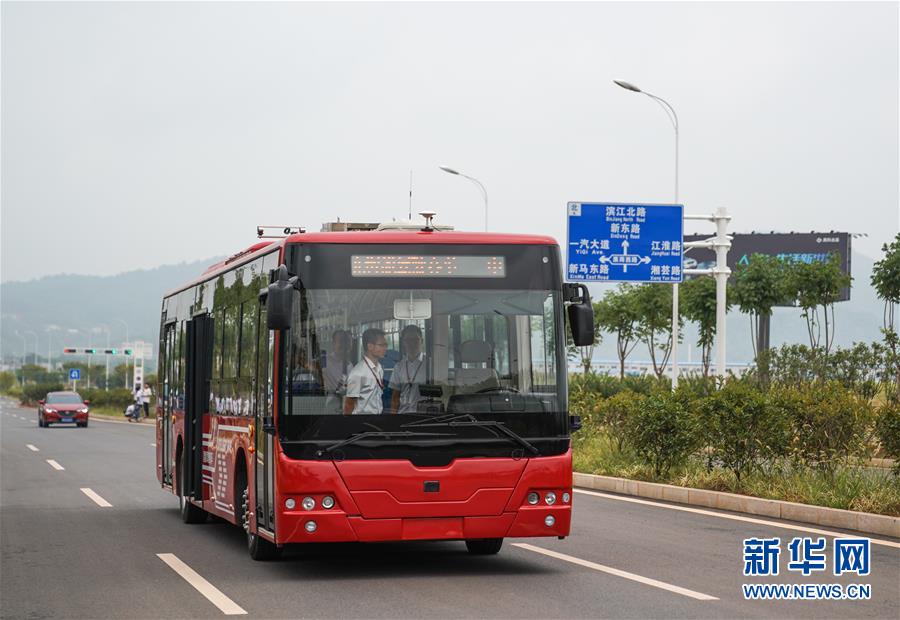 中国初の12メートル電動スマート操縦バス、道路状況適応性試験を実施