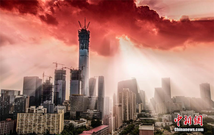 夕日に照らされる北京一の超高層ビル「中国尊」、2018年に開業予定