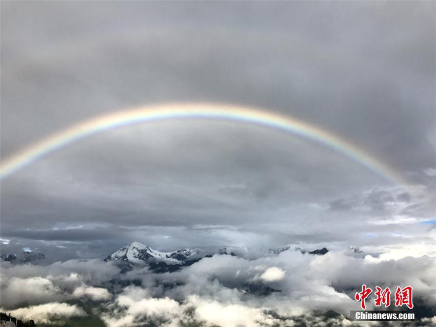 めったに見られない幻想的な景色　雪山に二重の虹出現　雲南省