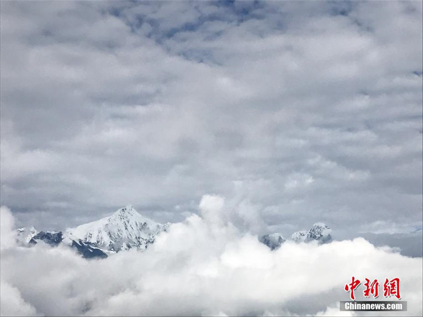 めったに見られない幻想的な景色　雪山に二重の虹出現　雲南省