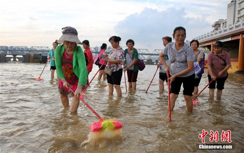 洪水が収まった柳州市、約100人の女性が浚渫チーム結成