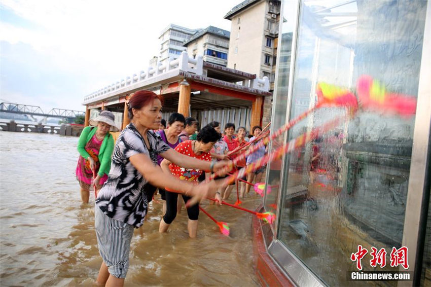 洪水が収まった柳州市、約100人の女性が浚渫チーム結成