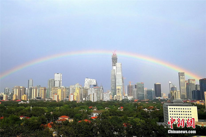ゲリラ豪雨が通り過ぎ、巨大な虹出現　北京市