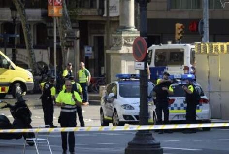バルセロナでテロ　バンが群衆に突っ込み13人死亡
