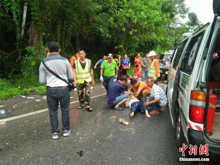 チェンマイで交通事故　中国人観光客11人負傷　タイ