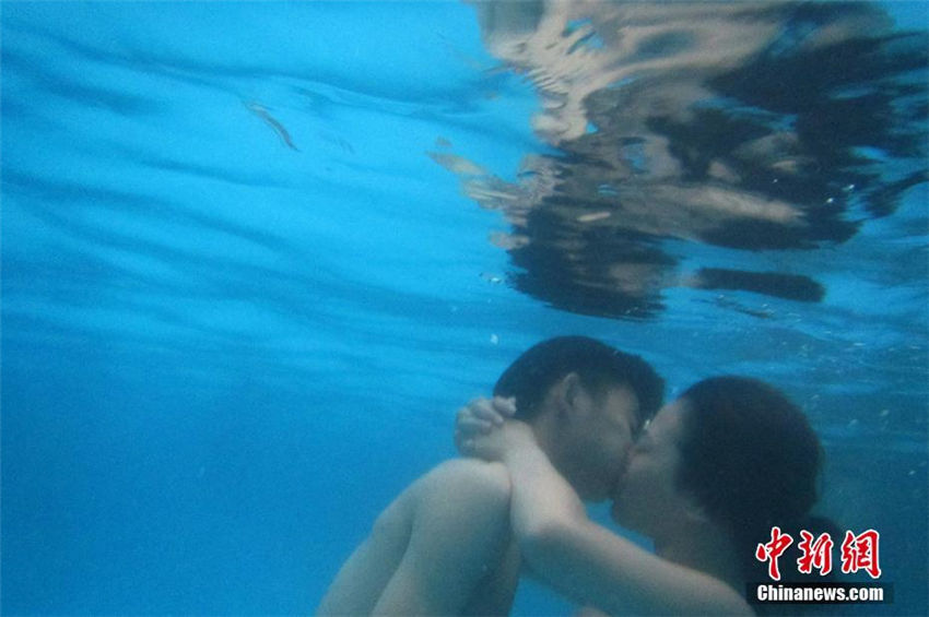 水中で繰り広げる「熱戦」　ウォーターパークで水中キス大会開催　南京