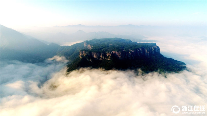 蜃気楼のような神秘的な情景　雲霧立ち込める仙境の地・方岩　浙江省