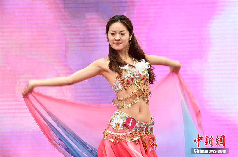 ミス・ユニバース北京地区大会で上位10名決定　華麗なドレス姿で美の競演