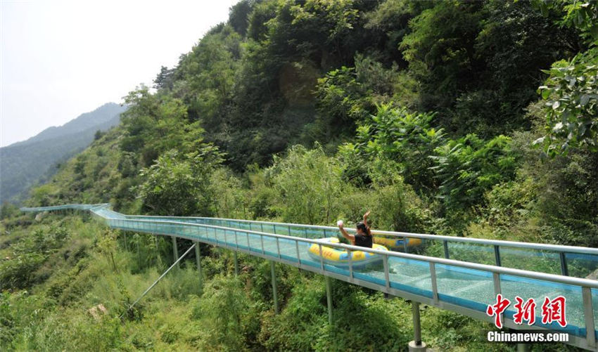 全長1000メートル以上の高空ガラスウォータースライダーが登場　河北省