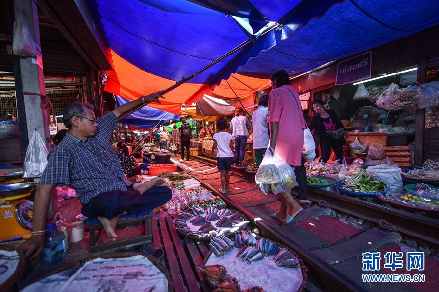 線路沿いに並ぶ市場「メークロン・マーケット」　タイ