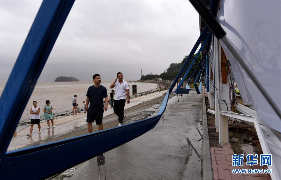 台風が中国大陸に上陸、岸に打ち上げられた小型クルーザー