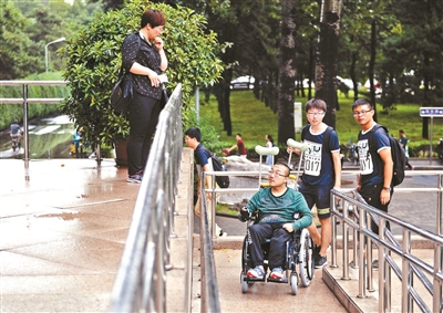清華大学に新入生入学　母と共にバリアフリー宿舎に入居した身障者学生
