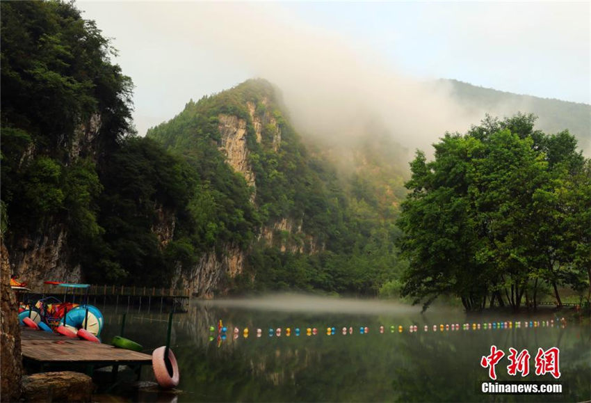 長江支流の香景源に独特な「白沙奇霧」の奇観現る