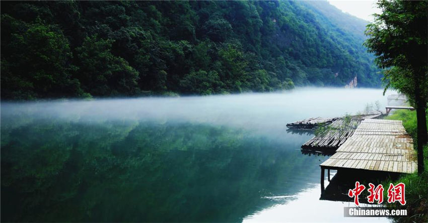 長江支流の香景源に独特な「白沙奇霧」の奇観現る