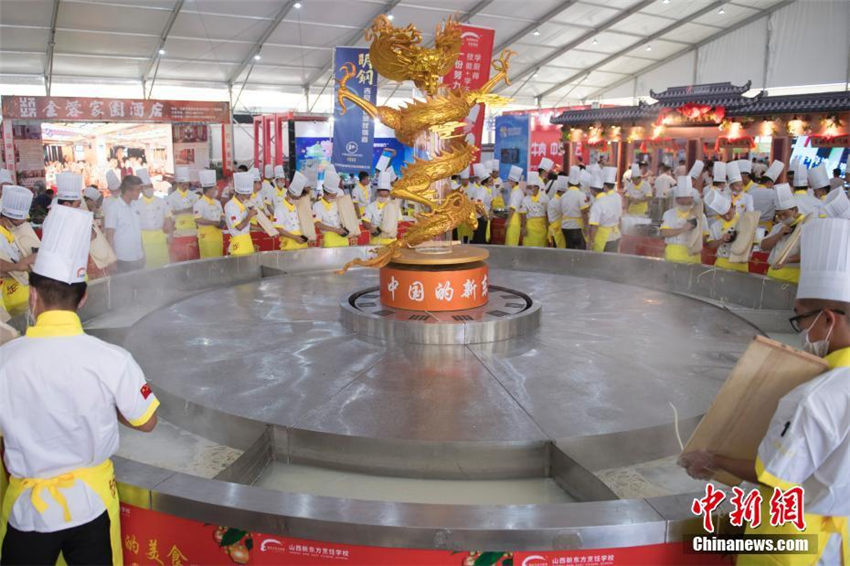 「世界一の鍋」で刀削麺を振る舞い、山西省の麺食文化紹介
