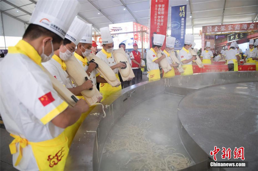 「世界一の鍋」で刀削麺を振る舞い、山西省の麺食文化紹介