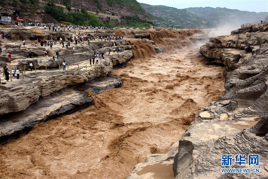 黄河上流の豪雨の影響で黄河壺口瀑布が再び増水　山西省