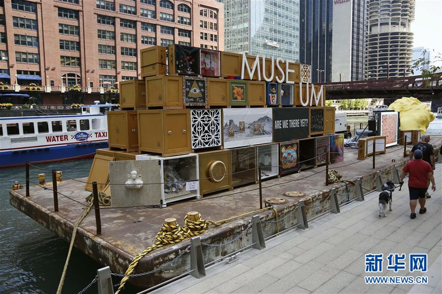 シカゴ川に浮かぶ水上博物館　アメリカ